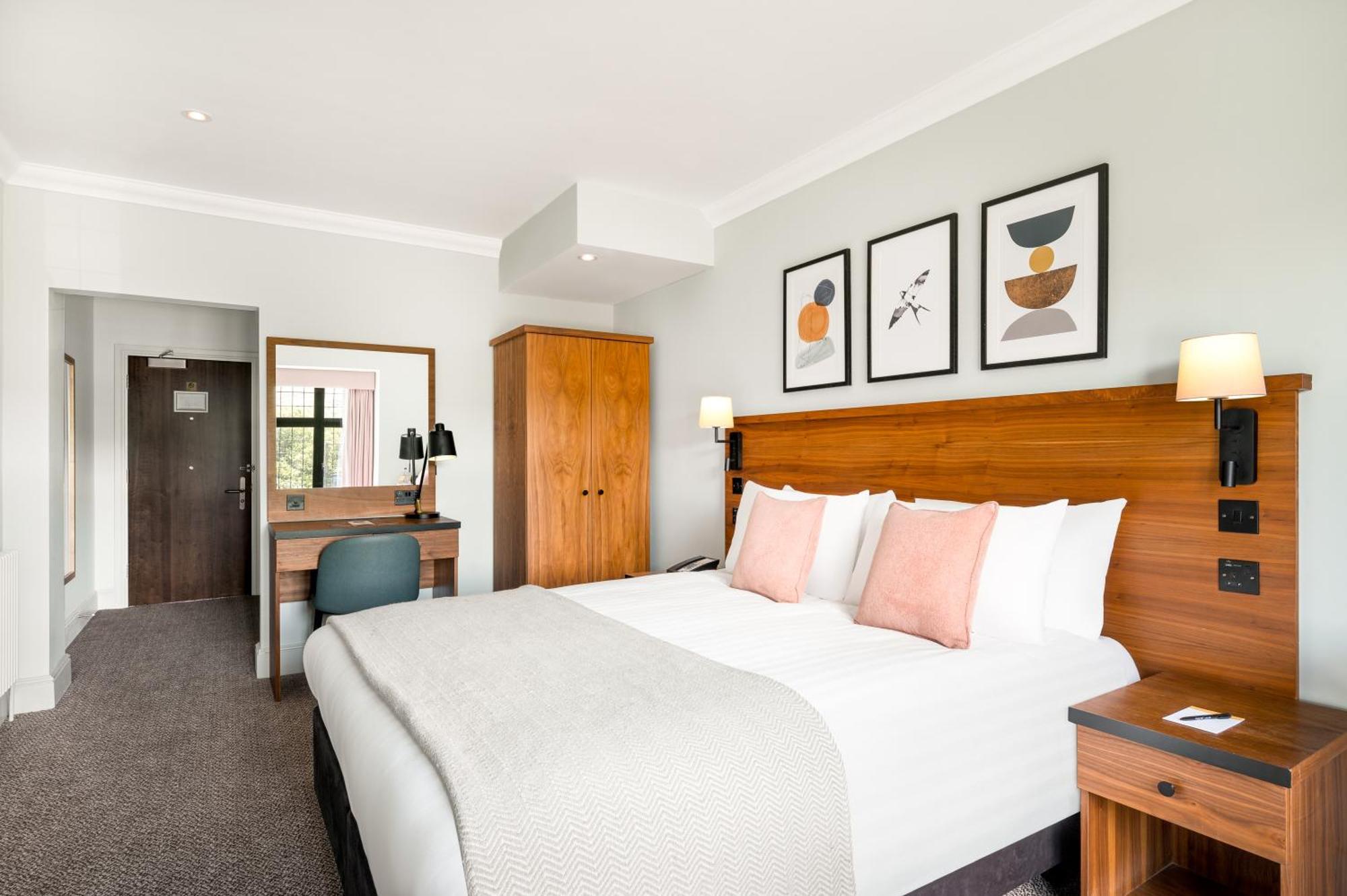 Voco Lythe Hill Hotel & Spa By Ihg Haslemere Buitenkant foto