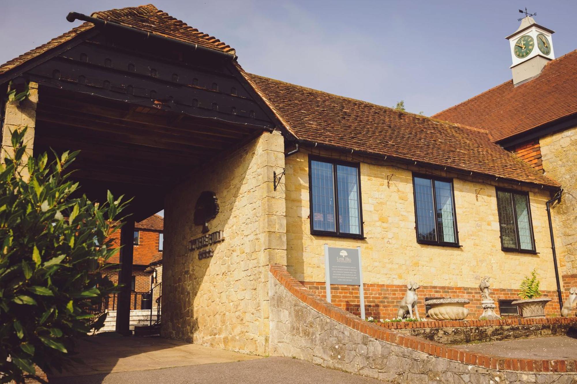 Voco Lythe Hill Hotel & Spa By Ihg Haslemere Buitenkant foto