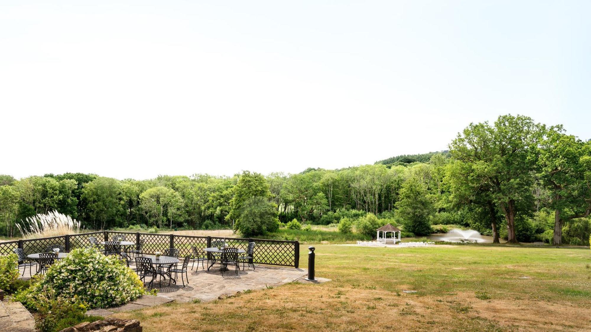Voco Lythe Hill Hotel & Spa By Ihg Haslemere Buitenkant foto