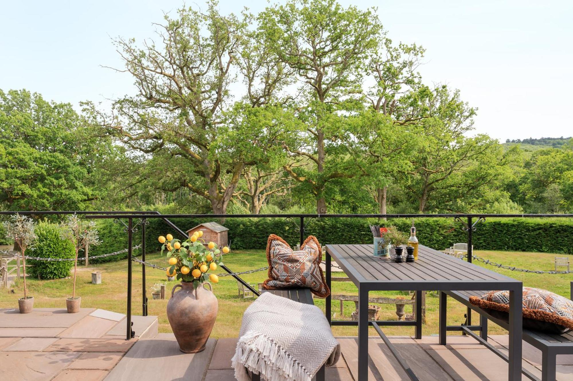 Voco Lythe Hill Hotel & Spa By Ihg Haslemere Buitenkant foto
