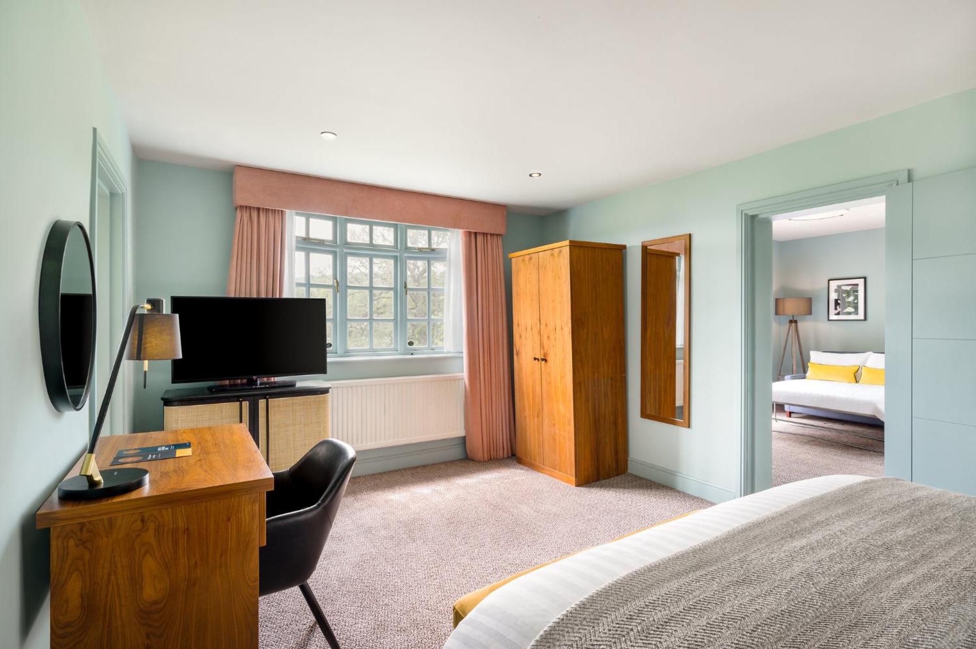 Voco Lythe Hill Hotel & Spa By Ihg Haslemere Buitenkant foto